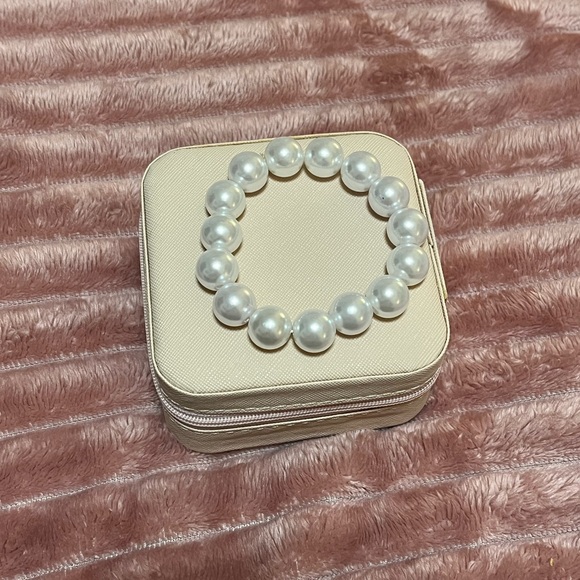 Jewelry - Oversized pearls elastic band bracelet